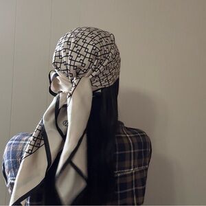 lescarf - Silk Square in Sand and Black